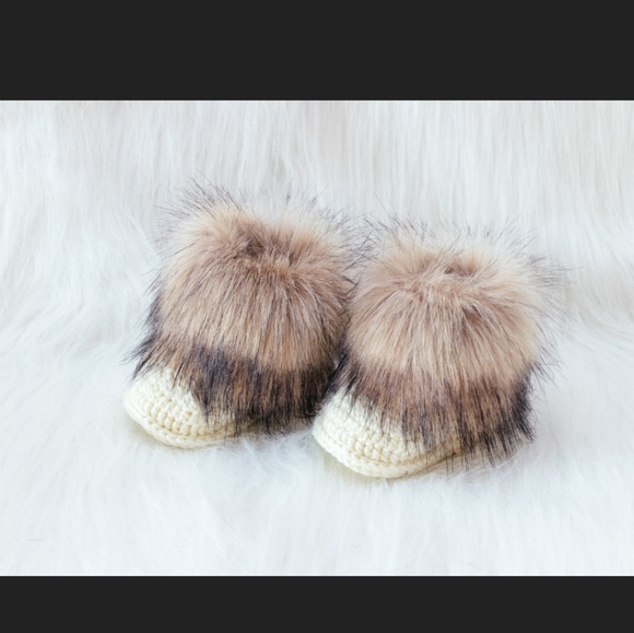 Faux fur crocheted baby booties in beige colour - Picture 2 of 5